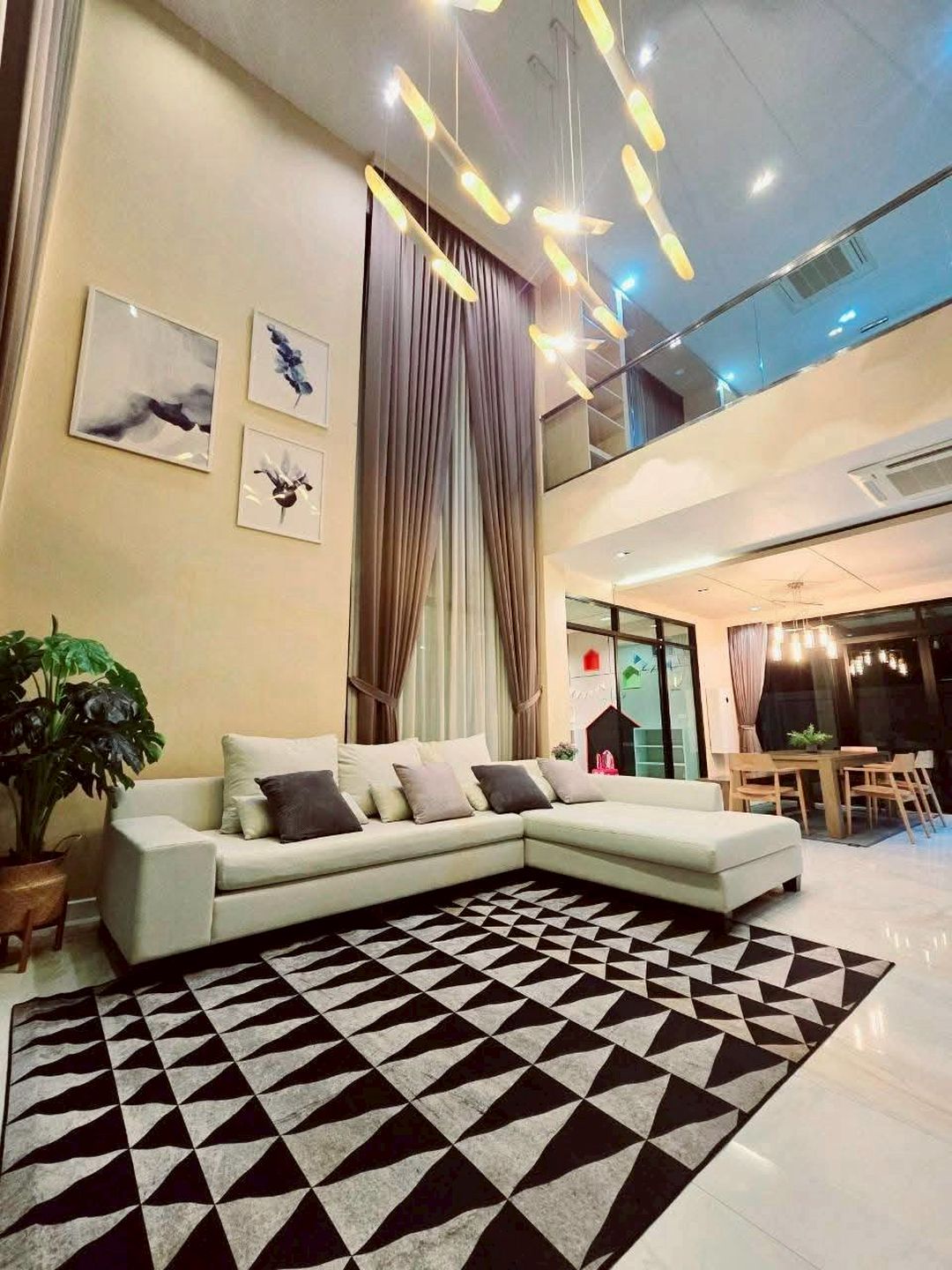 ให้เช่า 98,000 บาท ขายขาดทุน 25.9 ล้าน​ 115 ตรว. บ้านเดี่ยว 3 ชั้น Luxury โซนสันทราย บ้านในโครงการคุณภาพ ทันสมัย โดดเด่น ติดถนนใหญ่ ทำเลดีที่สุดในเชียงใหม่