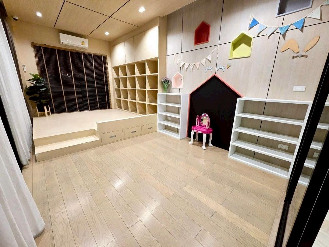 ให้เช่า 98,000 บาท ขายขาดทุน 25.9 ล้าน​ 115 ตรว. บ้านเดี่ยว 3 ชั้น Luxury โซนสันทราย บ้านในโครงการคุณภาพ ทันสมัย โดดเด่น ติดถนนใหญ่ ทำเลดีที่สุดในเชียงใหม่