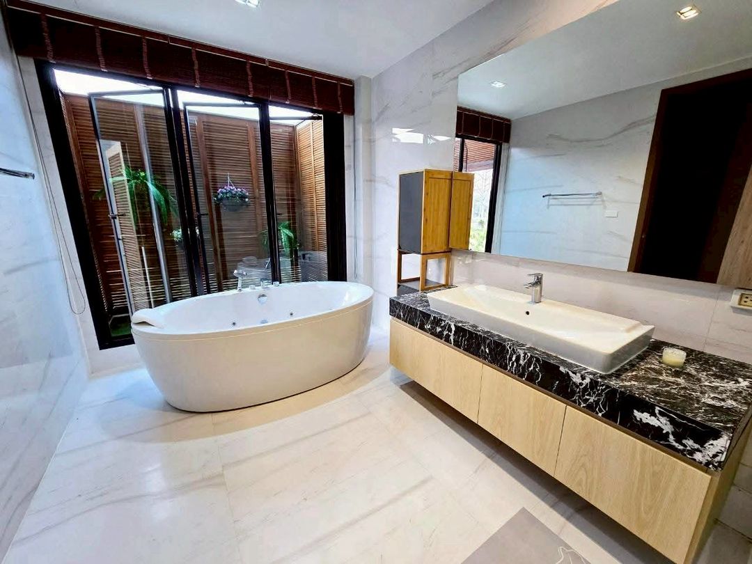 ให้เช่า 98,000 บาท ขายขาดทุน 25.9 ล้าน​ 115 ตรว. บ้านเดี่ยว 3 ชั้น Luxury โซนสันทราย บ้านในโครงการคุณภาพ ทันสมัย โดดเด่น ติดถนนใหญ่ ทำเลดีที่สุดในเชียงใหม่