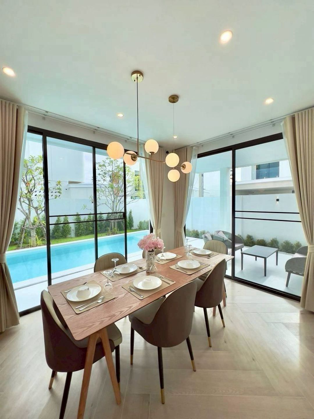 พูลวิลล่าให้เช่าระยะสั้น เริ่มที่ 8,000-12,000 บาท/คืน (บ้านว่าง 10 เม.ย. -20 ก.ค. 2568 เท่านั้น) สำหรับพัก 2 คืนขึ้นไป พักสูงสุด 8 ท่าน