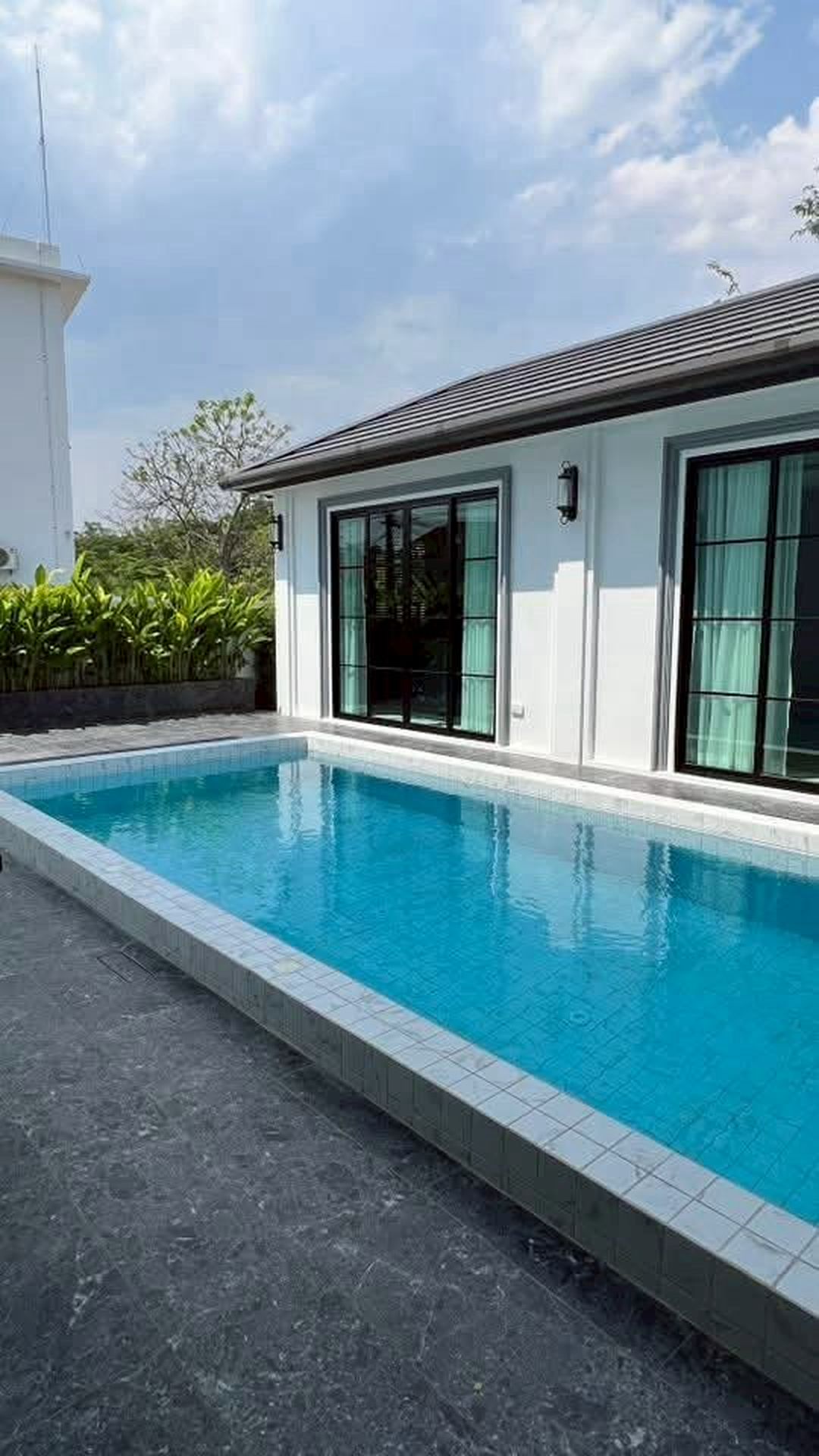 พูลวิลล่าสุดหรูสร้างใหม่ ขาย 18.5 ล้าน เนื้อที่ 101 ตรว. 5 นอน 6 น้ำ หางดง ทำเลทอง ใกล้กาดฝรั่ง พร้อมเฟอร์นิเจอร์สุดหรูทั้งหลัง