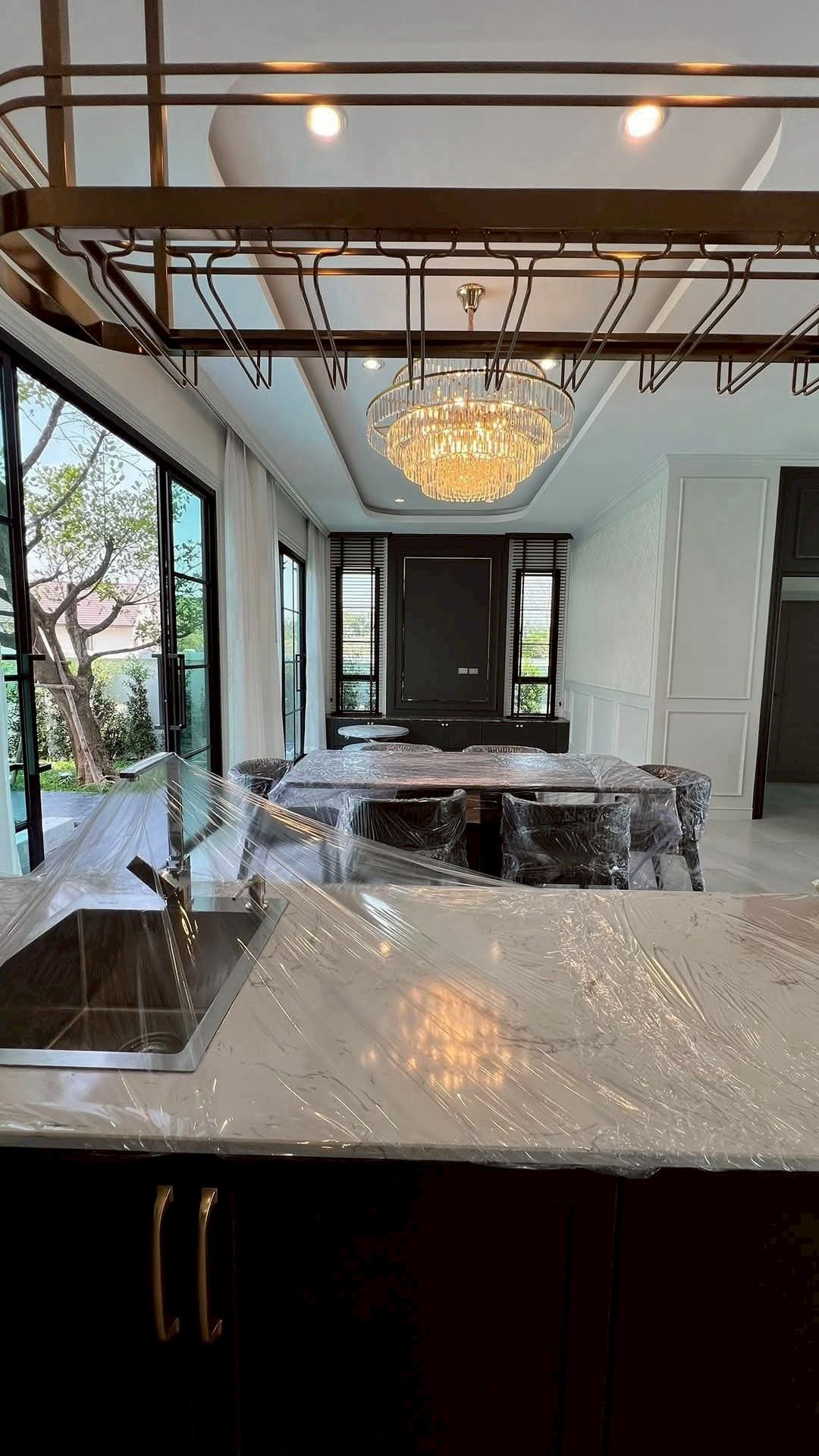 พูลวิลล่าสุดหรูสร้างใหม่ ขาย 18.5 ล้าน เนื้อที่ 101 ตรว. 5 นอน 6 น้ำ หางดง ทำเลทอง ใกล้กาดฝรั่ง พร้อมเฟอร์นิเจอร์สุดหรูทั้งหลัง