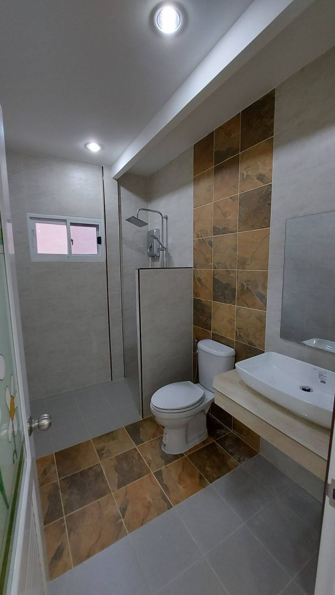 โซนแม่เหียะ ให้เช่า 18,500 บาท/เดือน เนื้อที่ 73 ตรว.​ บ้านมี 2 หลัง หลังบิ๊กซีแม่เหียะ ใกล้สนามบิน