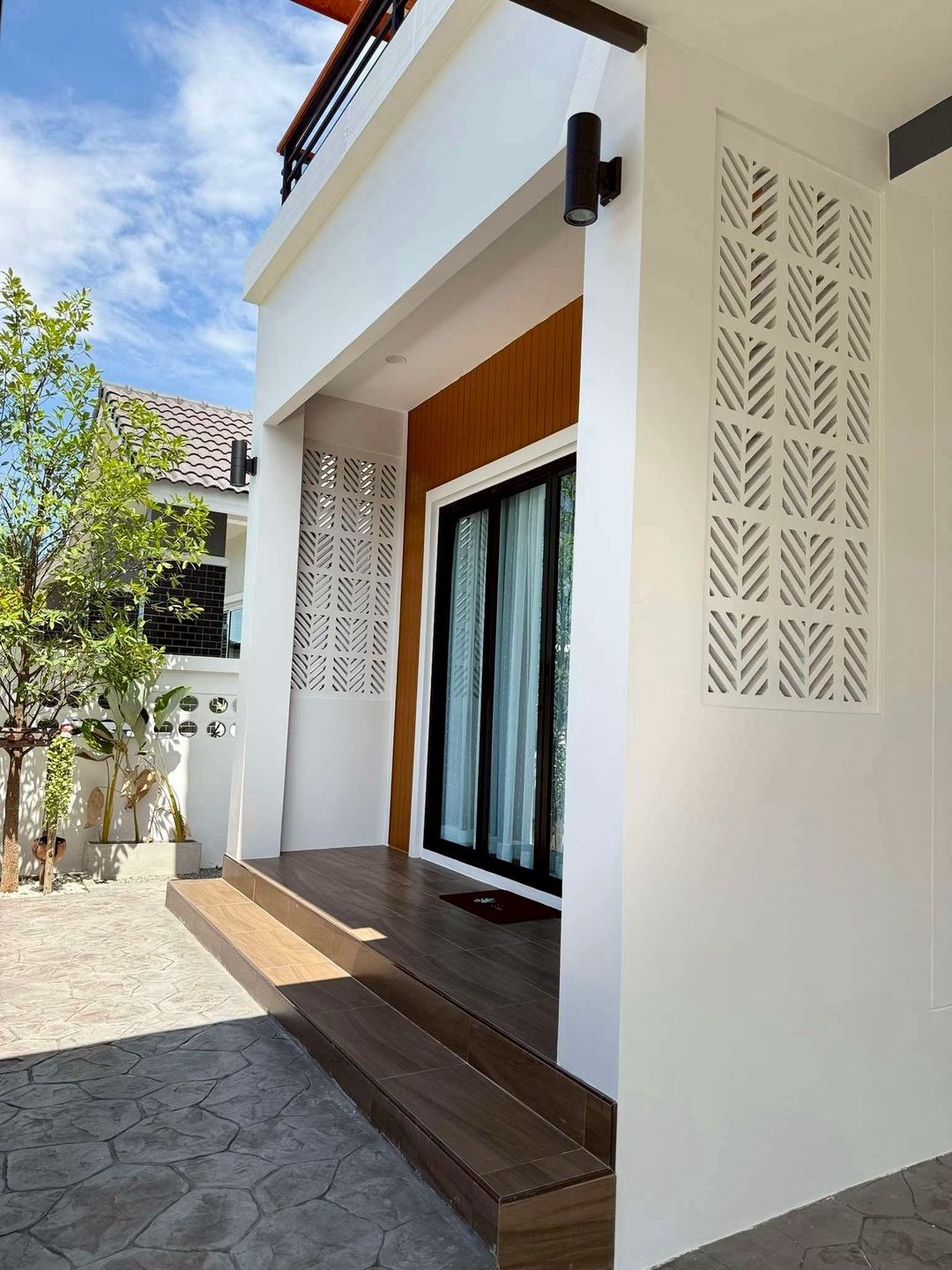 ราคาพิเศษเพียง 3.9 ล้าน หางดง บ้านสร้างใหม่ สไตล์โมเดิร์น ทำเลดี ใกล้เมือง